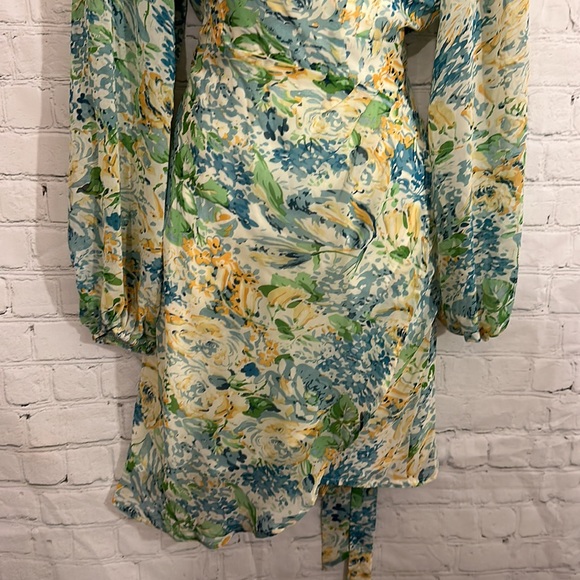Lulu’s floral wrap dress in beautiful flowers - Picture 6 of 10